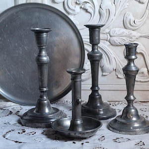 Colección de candelabros franceses vintage de peltre con plato de peltre. Colección de candelabros rústicos de peltre. Decoración rústica y romántica.