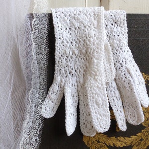 French antique hand crochet lace gloves. White small girls/ ladies crochet lace gloves. Costume gloves. French Nordic. Jeanne d'Arc lving.