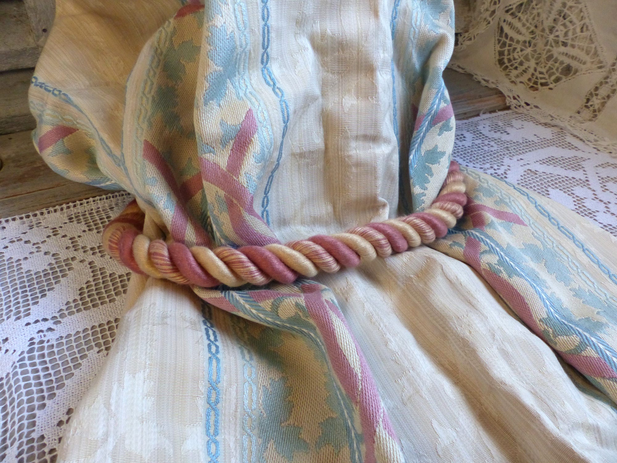 Une Paire Français Vintage Corde Épaisse Embrasses. Lot de 2 Cordes Cravate Rideau. Rose Foncé, Jaun