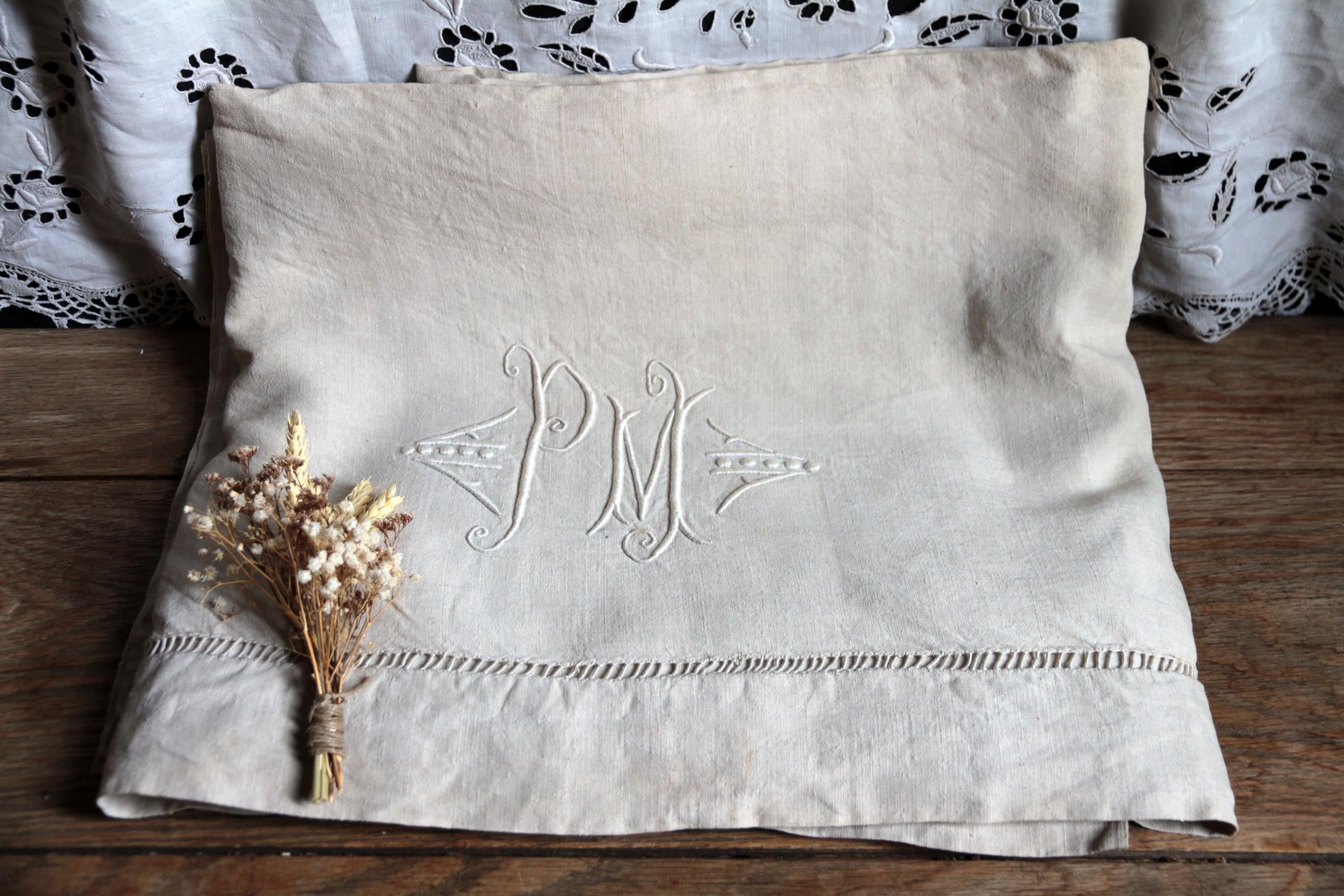 Drap de lin ancien en France, grand format, monogramme Drap de lin ancien en France, grand format, monogramme