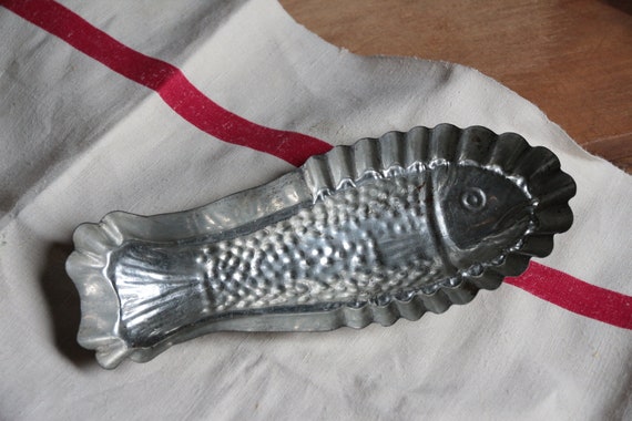 ANCIEN - 2 Moules à Chocolat / Gâteau - Forme Poisson - Fer Blanc - Déco Cuisine EUR 22,00 - FR