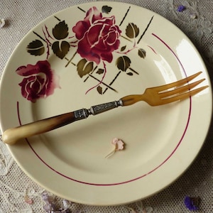 Bandeja de servir grande stencilware vintage francés. Rosa oscura, marrón, beige. Plantilla rosa. Cocina de cabaña francesa