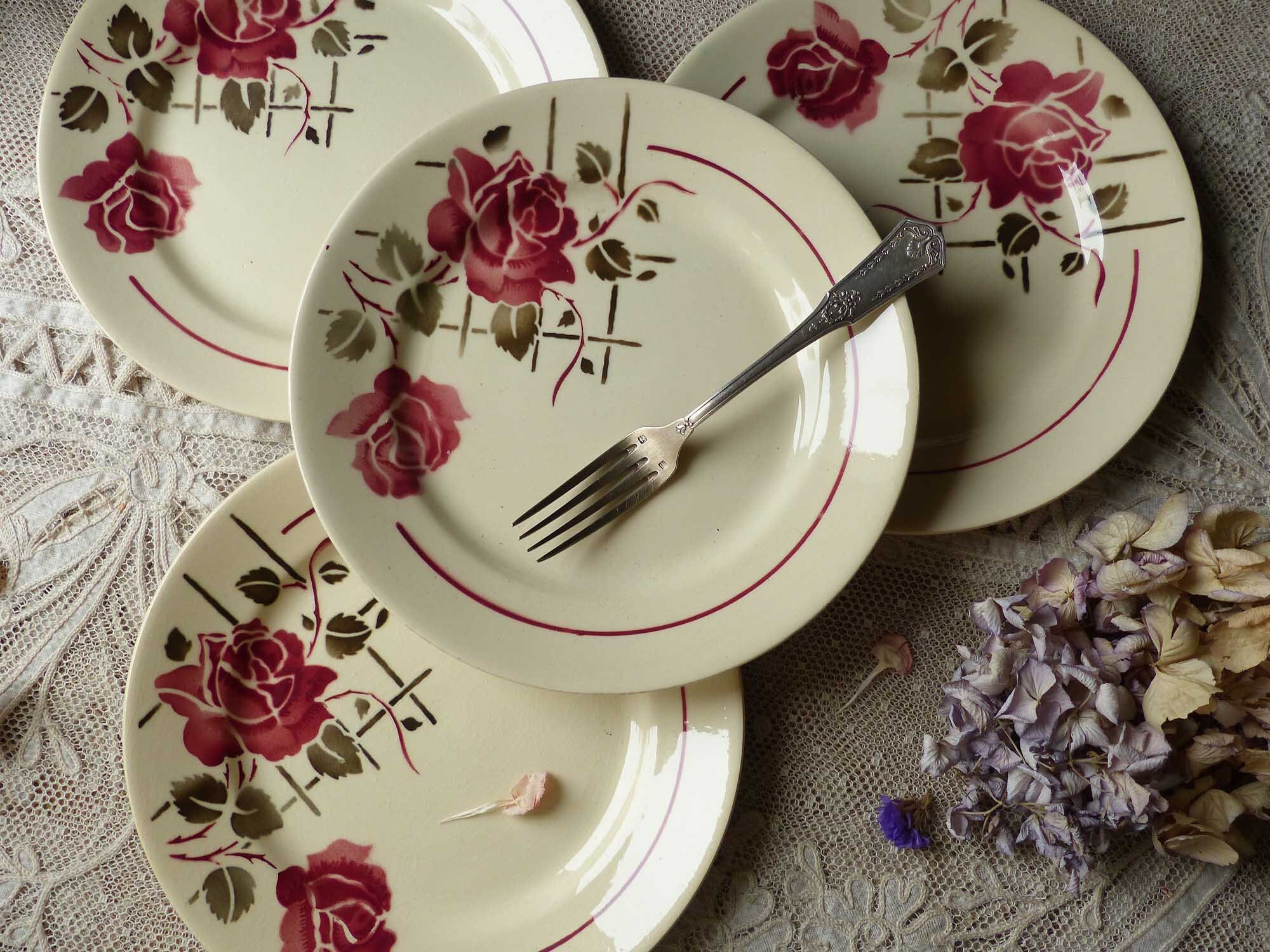 Ensemble de 4 Français Assiettes Desserts Vintage Pochoirs. Rose Foncée, Brune, Beige. Plaques Pocho