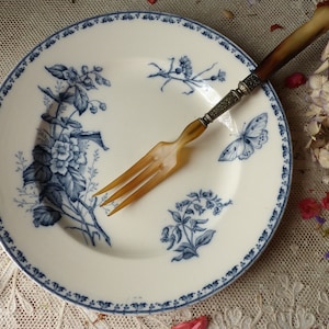 Bandeja de transferware azul francés antiguo. Transferware de piedra de hierro azul oscuro. Las hierbas de flores silvestres mariposas libélulas.