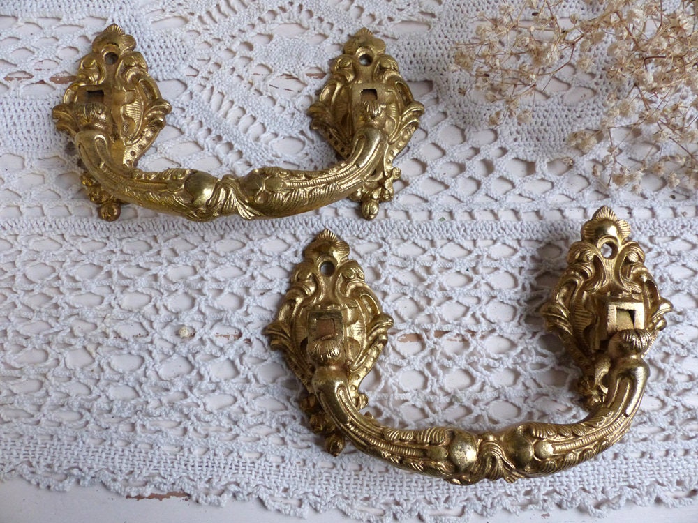 Des Français de Grandes Poignées Piano en Bronze Doré. Ensemble 2 Tiroirs Style Louis Xvi. Oranment