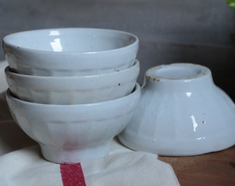 Elija UN antiguo tazón de café con leche de gres blanco francés. Cuenco francés de porcelana rústica gruesa y pesada. Cocina primitiva de granja