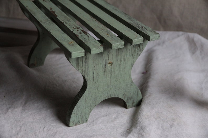 Repose-pieds antique français en bois peint à la main. Repose-pieds en bois rustique primitif vert sauge clair. Décor rustique de ferme. image 4