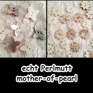 Könnte beinhalten: Eine Sammlung von weißen und schillernden Perlmuttknöpfen in verschiedenen Formen, darunter Sterne und Blumen. Die Knöpfe sind auf einem weißen Spitzenhintergrund angeordnet. Der Text "echt Perlmutt mother-of-pearl" ist am unteren Rand des Bildes sichtbar.