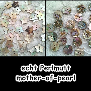 Könnte beinhalten: Eine Sammlung von irisierenden Perlmuttknöpfen in Form von Sternen und Kreisen. Die Knöpfe sind auf einem weißen Spitzenhintergrund angeordnet. Der Text "echt Perlmutt mother-of-pearl" ist unter dem Bild geschrieben.
