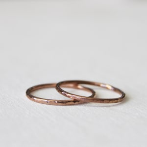 Ensemble de 2 anneaux empilables martelés en or rose