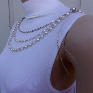 Kristallen bloemen en parel met zilveren ketting OOAK bruidsschouder ketting