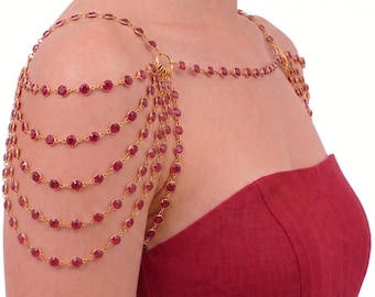 Collar de doble hombro de 3 a 6 hebras de diamantes de imitación rojo rubí con cadena de engaste dorado para bodas, bailes de graduación y concursos de belleza.