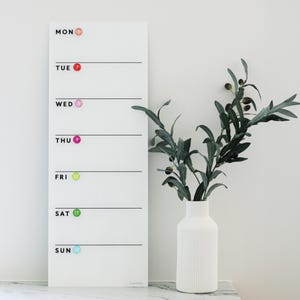 Weekkalender van acryl voor niet-magnetische koelkast of muur | Premium Lucite-kalender voor droog wissen met opdrachtstroken | Magnetische optie beschikbaar