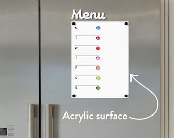 Może przedstawiać: Biały magnetyczny tygodniowy plan posiłków z napisem "Menu" u góry. Planer ma dni tygodnia wymienione po lewej stronie i pustą przestrzeń po prawej stronie do wpisywania posiłków. Planer jest przymocowany do lodówki ze stali nierdzewnej za pomocą czarnych magnesów. Tekst "Powierzchnia akrylowa" jest napisany pod plannerem.