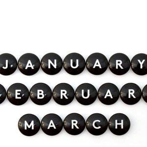 Juego de imanes de vidrio con mes completo / Imanes con letras de calendario / Dos tamaños disponibles (18 mm y 20 mm) / Marcadores de mes magnéticos / Adhesivos para pizarra blanca