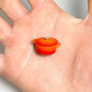 Le Creuset cocotte maison de poupée miniature miniature à l&#39;échelle 12e Volcanic