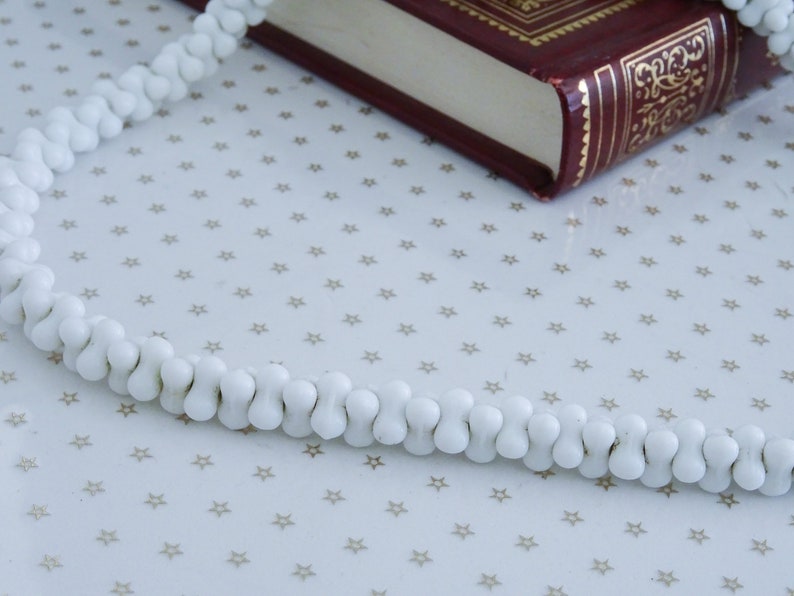 Vintage White Triange Glass Bead Choker Necklace 60s Mad Men