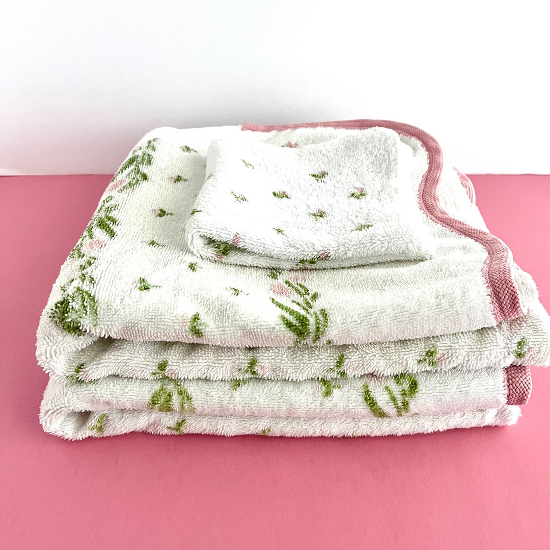 LAURA ASHLEY TOWELS, Vintage Floral Bath Towel Set, 3 Pieces, Scallop ...