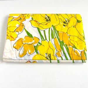 1970s YELLOW FLORAL SHEET, Twin Flat Sheets, Daffodils or Tulips, Mod FlowersRetro Crafting Sewing Fabric, Cotton-Poly