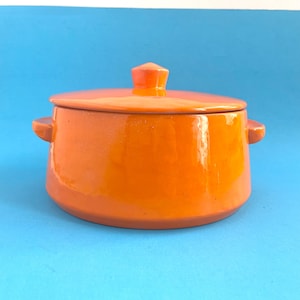 ORANGE CASSEROLE DISH, Ceramic 1970s Covered Pot, Bean Chili Cooker, Lidded Braising Pots, Retro Kitchen Decor