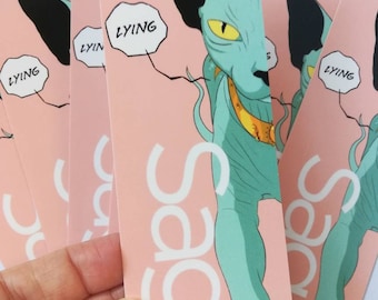 Könnte beinhalten: Satz von vier rosa Lesezeichen mit einer grünen, cartoonartigen Sphynx-Katze mit gelben Augen und einem goldenen Halsband. Die Katze schaut nach rechts und hat eine Sprechblase über ihrem Kopf, auf der "LYING" steht. Die Lesezeichen haben das Wort "APES" vertikal in Weiß auf der rechten Seite gedruckt.