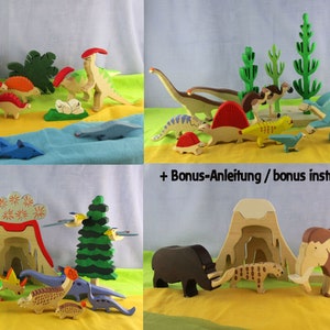 Puede incluir: Un conjunto de juguetes de dinosaurios de madera, que incluye un triceratops azul, un T-Rex verde, un mamut marrón y una variedad de otros dinosaurios. Los juguetes están dispuestos frente a un fondo colorido con un volcán y un árbol.