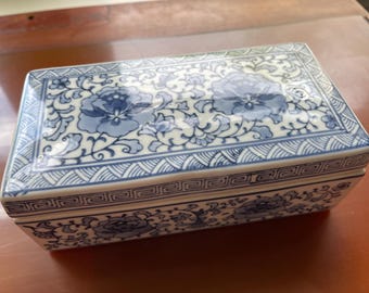 Vintage Blue White Porcelain Trinket Box with Chinoiserie Floral Decorative Storage Box Jewelry Keepsakes Entryway Décor Grandmillennial