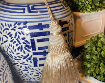 Decorative French Key Tassel Neutral Home Decor Accent Spring Interior Styling Luxury Curtain Tieback Ornament Beige Gold Designer Coffee