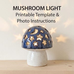 Może przedstawiać: Ceramiczna lampa w kształcie grzyba z ciemnoniebieskim kapeluszem z wycięciami w kształcie gwiazd i półksiężyca. Podstawa jest biała, nakrapiana. Tekst powyżej: MUSHROOM LIGHT Printable Template & Photo Instructions. Światło prześwituje przez otwory.