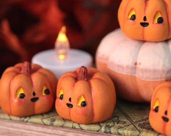 Figura de calabaza pequeña hecha a mano, miniatura de calabaza de Halloween