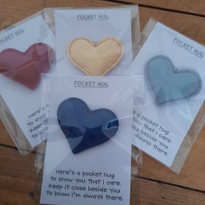 Câlin de poche Coeur rembourré. Cuir véritable sur carte de poème. Cadeau. Présent. Remplissage de stock. Noël