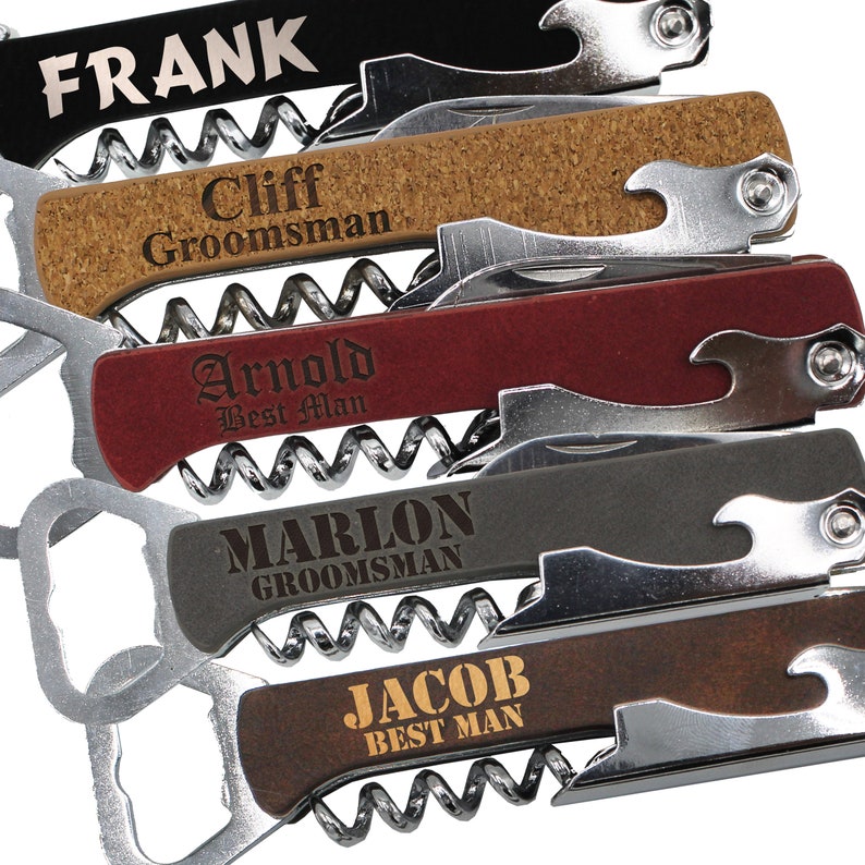 Op de afbeelding: Vijf gepersonaliseerde flessenopeners met kurkentrekkers. Elke opener heeft een andere naam en titel, zoals "Frank", "Cliff Groomman", "Arnold Best Man", "Marlon Groomman" en "Jacob Best Man".