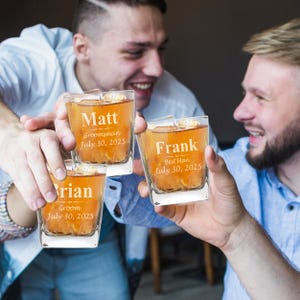 Pode incluir: Tr&ecirc;s copos quadrados personalizados com os nomes "Matt", "Frank" e "Brian" gravados neles. Cada copo tem um t&iacute;tulo diferente, como "Groomsman", "Best Man" e "Groom", e a data "July 30, 2025".