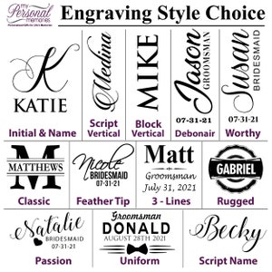 Pode incluir: Uma imagem mostrando v&aacute;rias op&ccedil;&otilde;es de estilo de grava&ccedil;&atilde;o para presentes personalizados. Os estilos incluem Initial & Name, Script Vertical, Block Vertical e outros, com exemplos como "Katie", "Medina" e "Mike". A imagem tamb&eacute;m inclui datas e nomes.