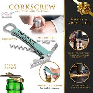 Op de afbeelding: Een multifunctionele kurkentrekker met een turquoise handvat en een flesopener, een folie-snijder en een kurkentrekker. De tool is gegraveerd met de tekst "YOUR TEXT HERE". De afbeelding toont ook de tool die wordt gebruikt om een fles wijn en een fles bier te openen. De tekst "MAKES A GREAT GIFT" wordt weergegeven in de rechterbovenhoek van de afbeelding.