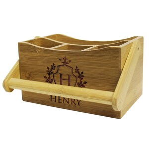 Może przedstawiać: Drewniany organizer na sztućce z uchwytem, spersonalizowany imieniem "HENRY" i herbem z literą "H".