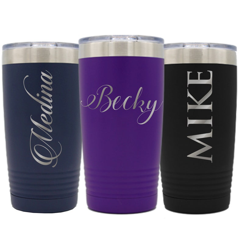 Pode incluir: Tr&ecirc;s canecas isoladas em azul marinho, roxo e preto, cada uma com tampa prateada. A caneca azul marinho tem o nome "Medina" em it&aacute;lico. A caneca roxa tem o nome "Becky" em it&aacute;lico. A caneca preta tem o nome "MIKE" na vertical.