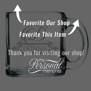 Puede incluir: Una taza de vidrio transparente con un dise&ntilde;o personalizado que dice "DONNA" y "my Personal memories". La taza est&aacute; sobre un fondo gris con flechas que apuntan a la taza y el texto "Favorite Our Shop" y "Favorite This Item".