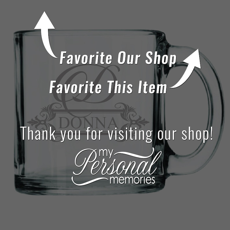 Puede incluir: Una taza de vidrio transparente con un dise&ntilde;o personalizado que dice "DONNA" y "my Personal memories". La taza est&aacute; sobre un fondo gris con flechas que apuntan a la taza y el texto "Favorite Our Shop" y "Favorite This Item".