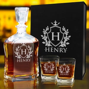 Personalized Clear Glass Decanter, Customizable Decanter Gift Set, Engraved Whiskey Decanter with Stopper and Matching Glasses