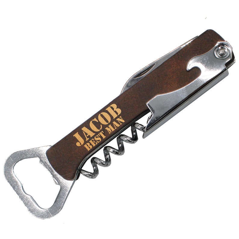 Op de afbeelding: Een multitool met een bruin houten handvat, voorzien van een kurkentrekker, een flesopener en een mes. Het handvat is gegraveerd met de tekst "Jacob Best Man".