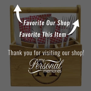 Może przedstawiać: Drewniany stojak na sztućce z uchwytem, z czerwoną i białą kratkowaną serwetką i sztućcami. Stojak ma napis "Favorite Our Shop" i "Favorite This Item" napisany na nim. Stojak ma r&oacute;wnież napis "my Personal memories" wygrawerowany z przodu.