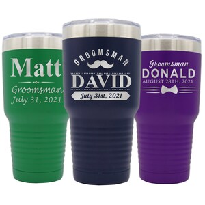 Pode incluir: Tr&ecirc;s canecas isoladas em verde, azul marinho e roxo. Cada caneca tem uma tampa prateada e texto personalizado. A caneca verde diz "Matt, Groomsman, July 31, 2021." A caneca azul marinho diz "Groomsman David, July 31st, 2021." A caneca roxa diz "Groomsman Donald, August 28th, 2021."