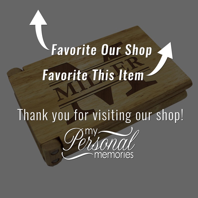 Puede incluir: Una caja de madera con una inicial grabada personalizada y el texto "Favorite Our Shop" y "Favorite This Item". La caja est&aacute; cerrada y tiene un acabado de madera oscura. El texto "Thank you for visiting our shop!" y "my Personal memories" tambi&eacute;n est&aacute; grabado en la caja.