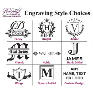 Pode incluir: Imagem mostrando op&ccedil;&otilde;es de estilo de grava&ccedil;&atilde;o para presentes personalizados. As op&ccedil;&otilde;es incluem "Fancy", "Knight", "Armor", "Classic", "Noble", "Bank Initial", "Wings", "Square Initial" e "Custom Design" com texto e logotipos.