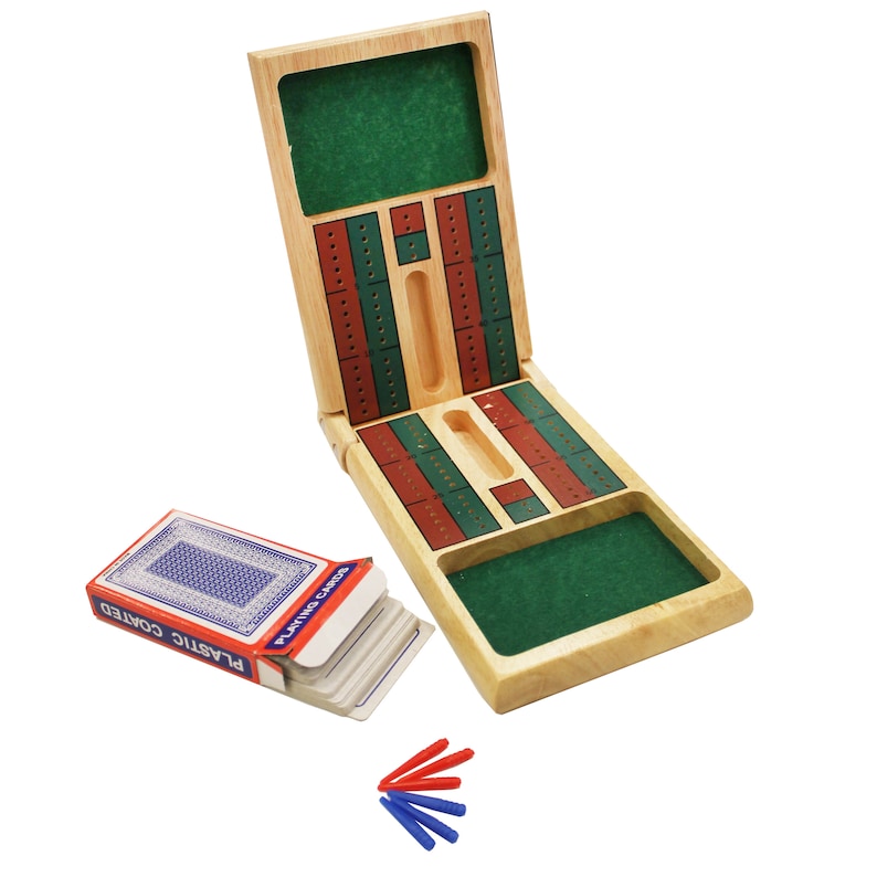 Puede incluir: Un juego de cribbage de madera con una superficie de juego de fieltro verde, clavijas de puntuaci&oacute;n rojas y verdes y una baraja de cartas de pl&aacute;stico.