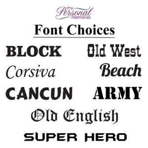 以下が含まれることがあります： 「BLOCK」、「Old West」、「Corsiva」、「Beach」、「CANCUN」、「ARMY」、「Old English」、「SUPER HERO」など、黒色のさまざまなフォントの選択肢を示す画像。「Font Choices」の文字が上に表示されています。