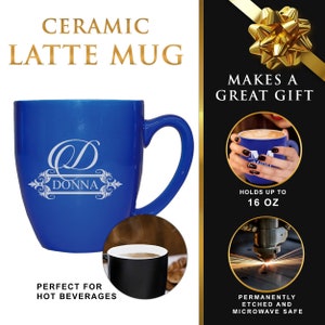 Pu&ograve; includere: Una tazza da latte in ceramica blu con il nome DONNA in caratteri bianchi corsivi e decorazioni floreali. La tazza ha un manico curvo e una capacit&agrave; di 473 ml. Il testo CERAMIC LATTE MUG &egrave; visualizzato sopra con ulteriori dettagli del prodotto.