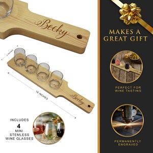 K&ouml;nnte beinhalten: Ein Wein-Flight-Board aus Holz mit vier Mini-Stielgl&auml;sern. Das Board ist 45,7 cm lang und 10,2 cm breit, mit dem eingravierten Namen "Becky". Das Bild enth&auml;lt auch den Text "MAKES A GREAT GIFT".