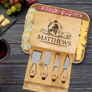 Grazing Board Custom, Personalized Cheese and Charcuterie Platter, Engraved Appetizer Board, Wine and Cheese Party Gift - Wine Grapes Design